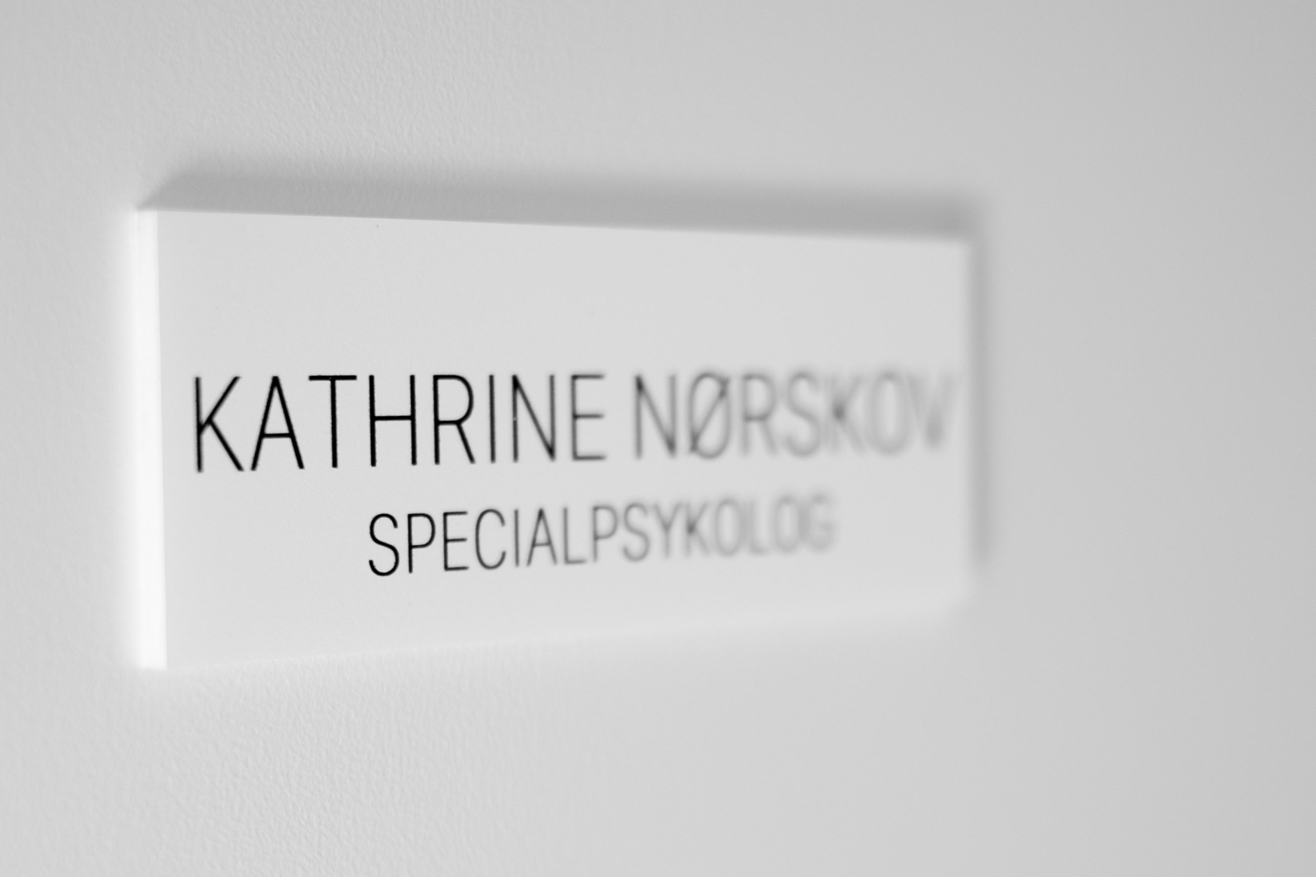 Dørskilt med navnet Kathrine Nørskov i klinikken